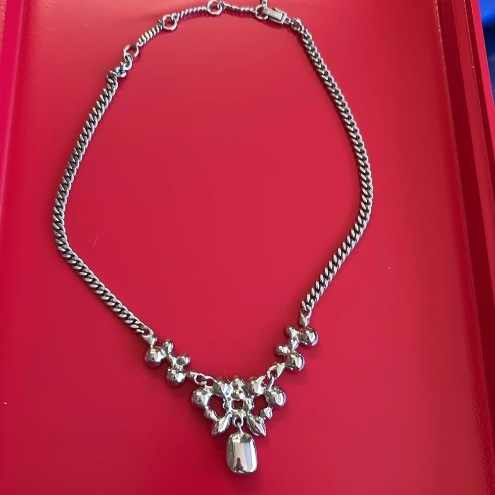 GIVENCHY Necklace, Excellent Condition, this piece is STUNNING. - Picture 4 of 4